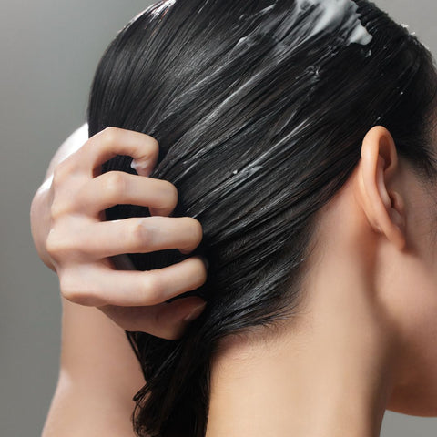 Hiustenlähtö syksyllä? Mikä syynä ja miten hiuksia voi vahvistaa 🍂