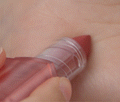 BBIA Last Powder Lipstick koostumus kädellä gif